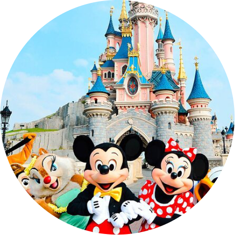 Mickey en Minnie Mouse voor het kasteel van Disneyland Parijs